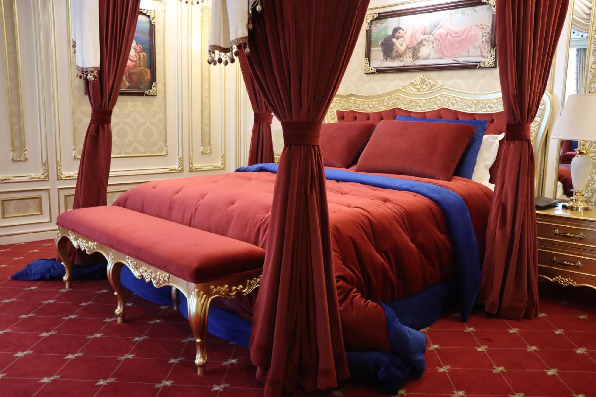 Cristal Erbil Hotel Exterior foto A bed with curtains