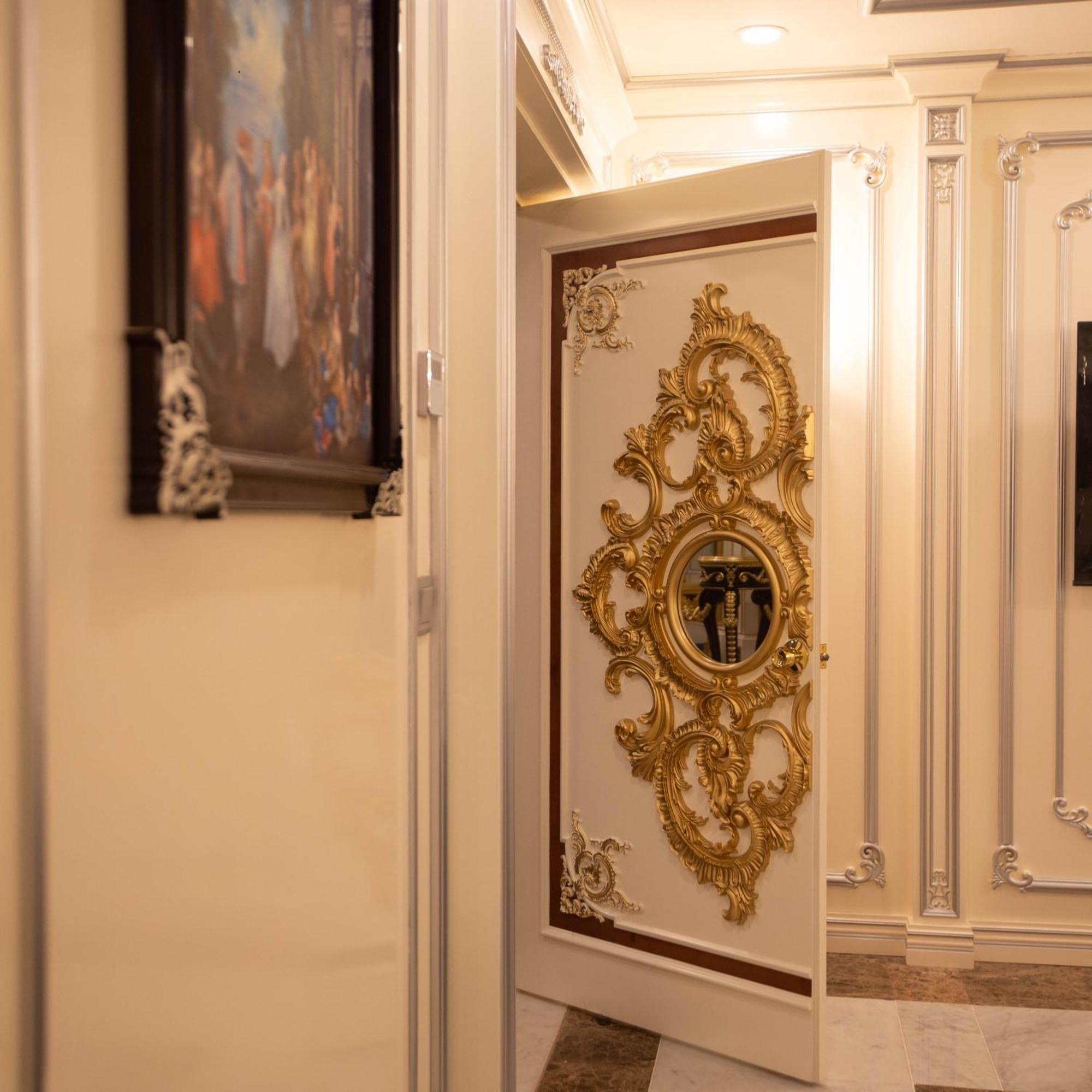 Cristal Erbil Hotel Exterior foto A door in the hotel