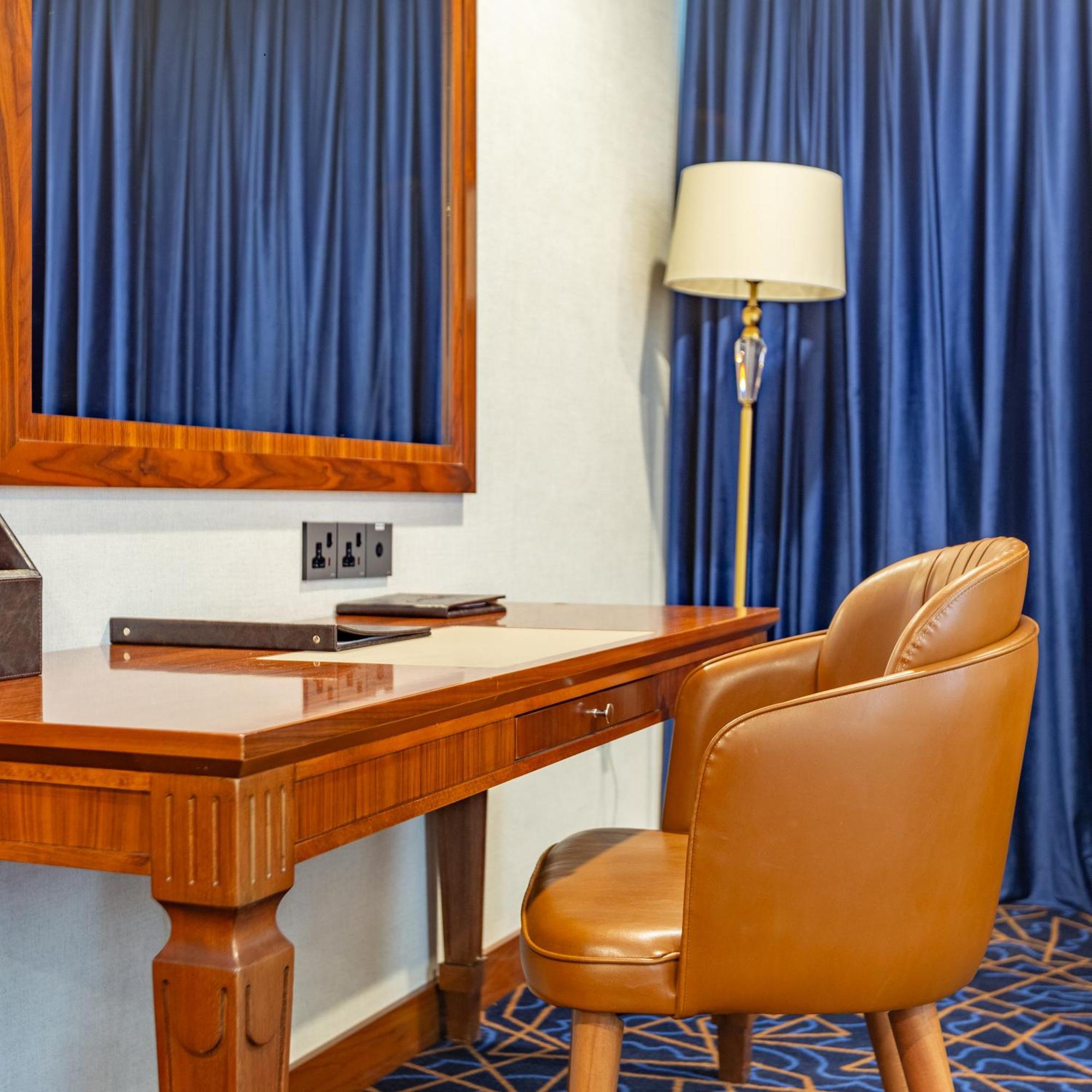 Cristal Erbil Hotel Exterior foto A writing desk in a hotel room